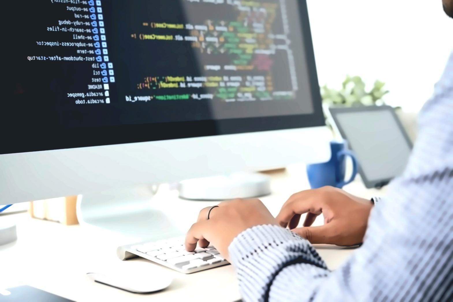 Studierende beim gemeinsamen Webdesign-Projekt